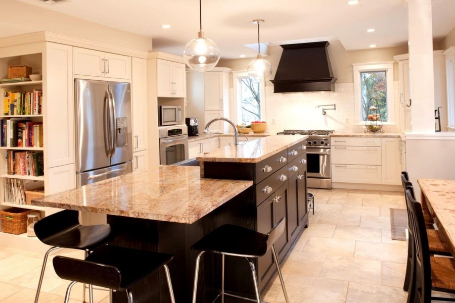 Кухонный остров с обеденной зоной