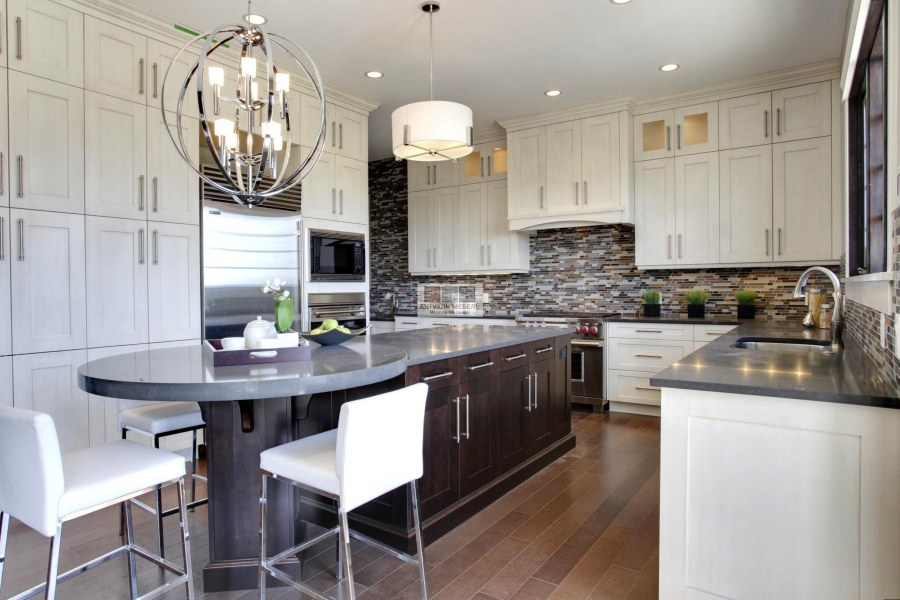 Кухонный островок с обеденной зоной