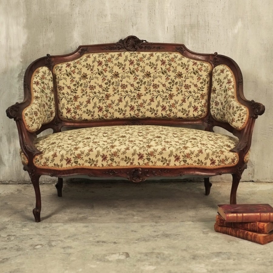 Антикварный диван