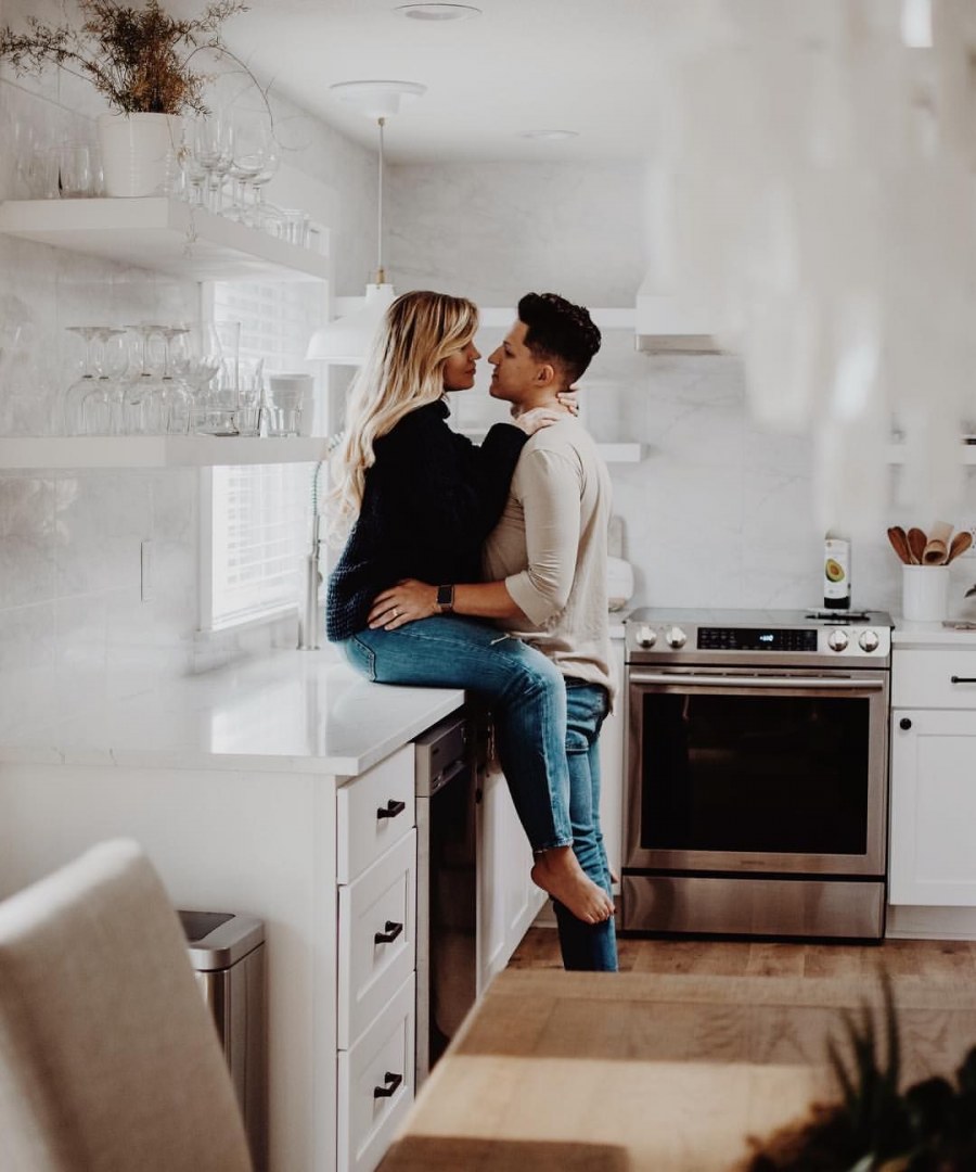 Мужчина и женщина на кухне