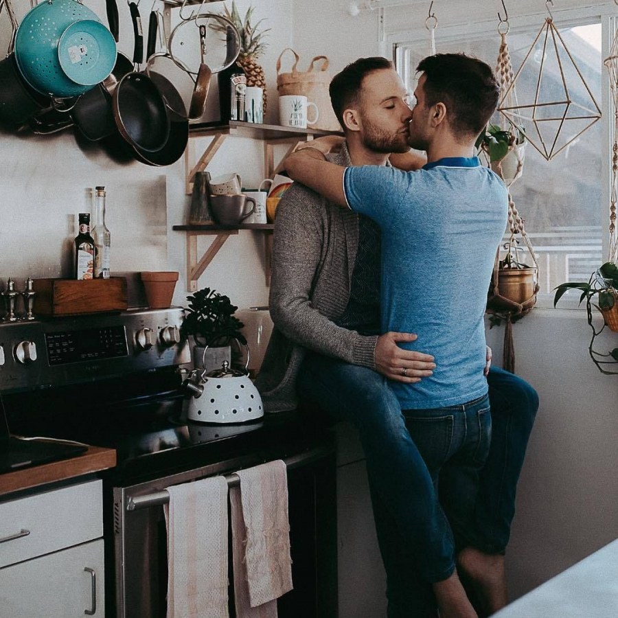 Мужчина и женщина на кухне