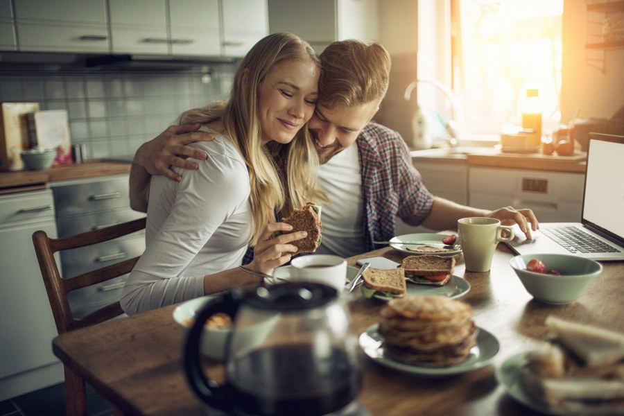 Влюбленные пары на кухне
