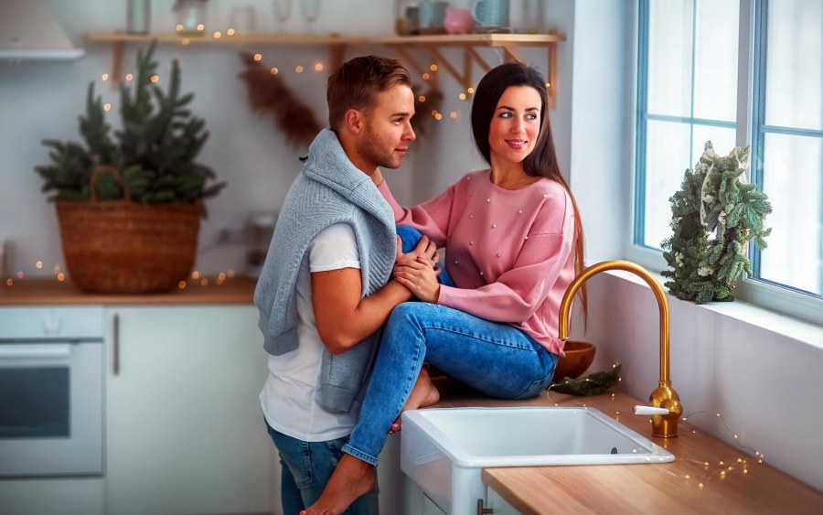 Разгромленная кухня влюбленная пара