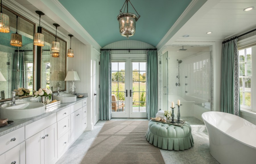 Ванная комната в средиземноморском стиле в светлых тонах