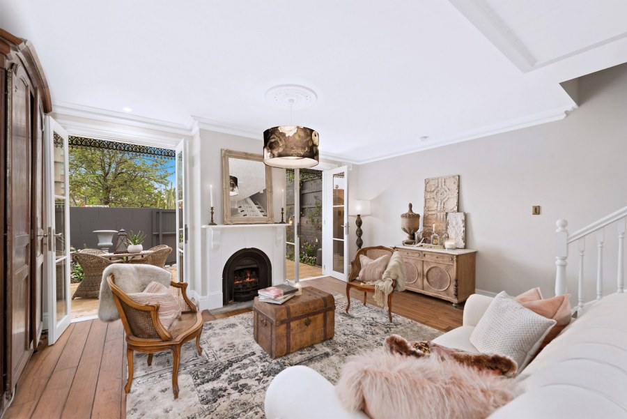 Гостиная в английском стиле с камином