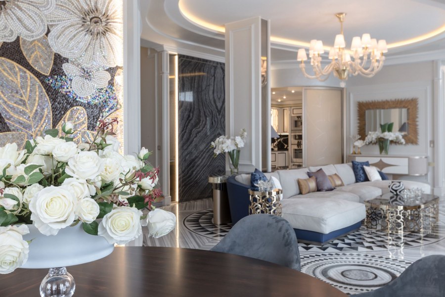 Гостиная современная классика с камином