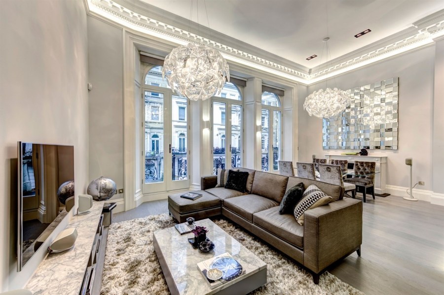 Красивая гостиная с камином