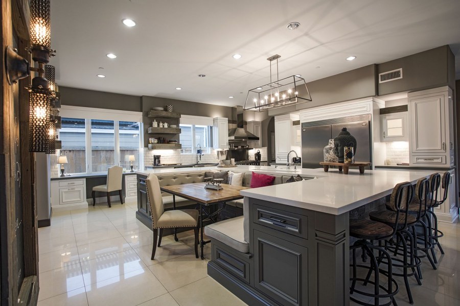 Освещение в длинной кухне гостиной