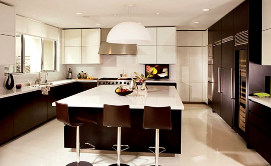 Интерьер большой квадратной кухни