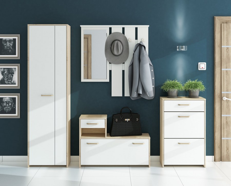 Прихожая с белыми дверями