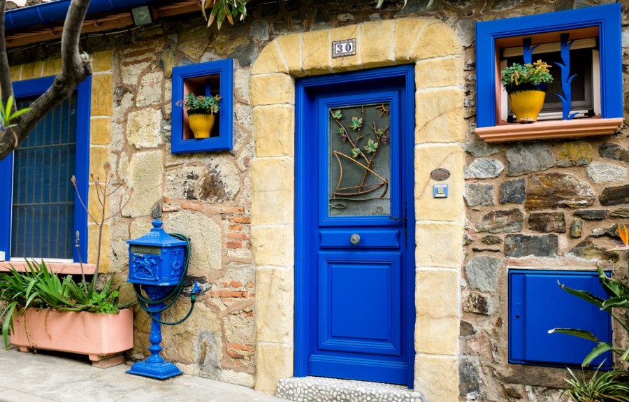 Красивая синяя дверь