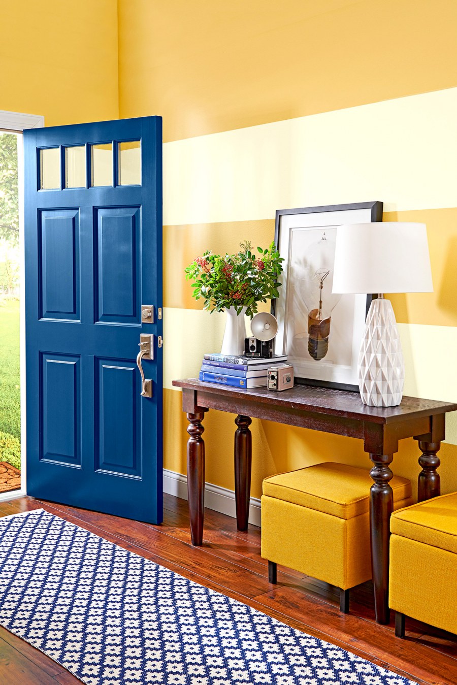 Желтые стены голубые двери в интерьере