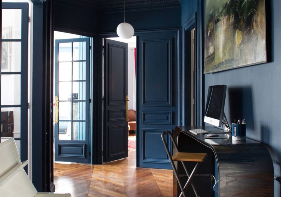 Синие стены черный потолок корпусная мебель