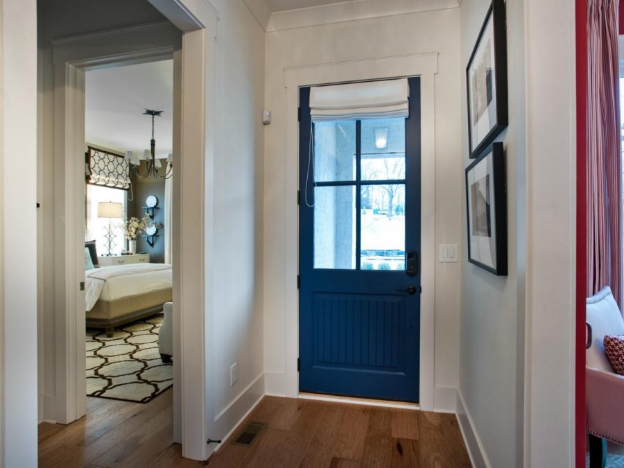 Синяя дверь в прихожей
