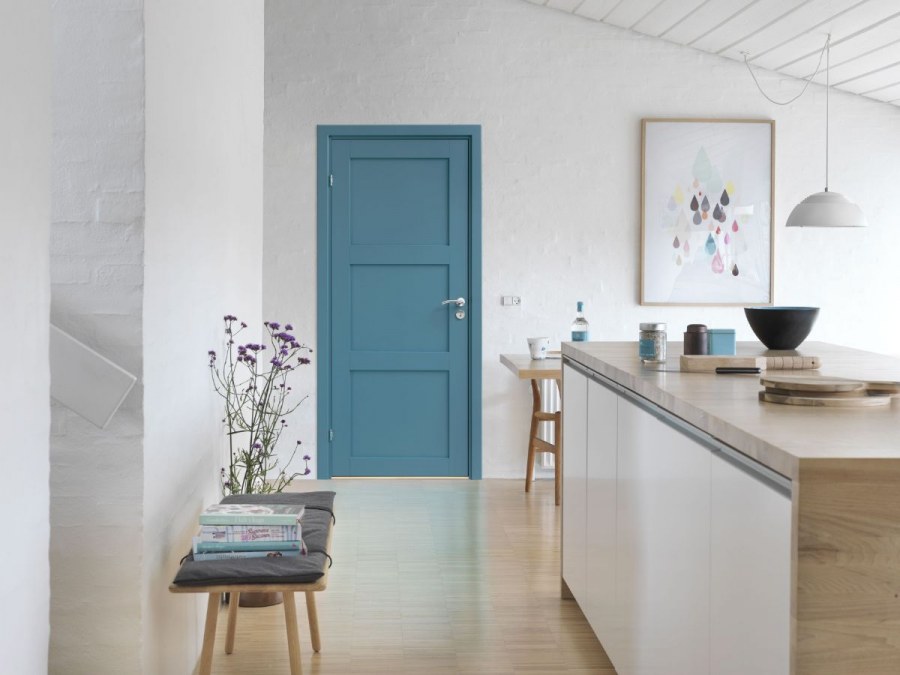 Голубые двери в интерьере
