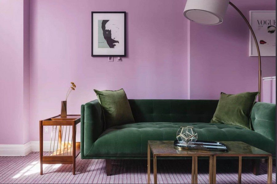 Изумрудный и фиолетовый в интерьере