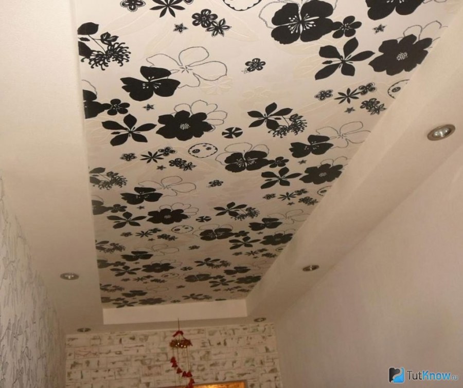 Потолок оклеенный обоями