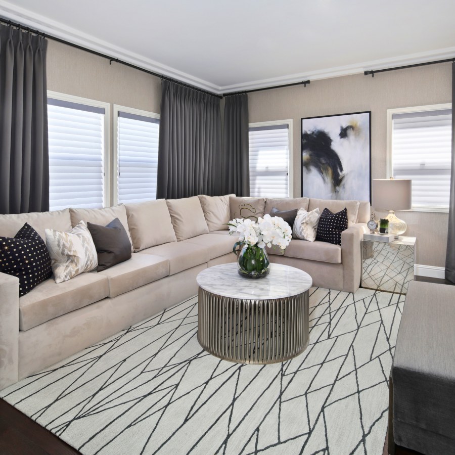 Серые шторы в интерьере гостиной