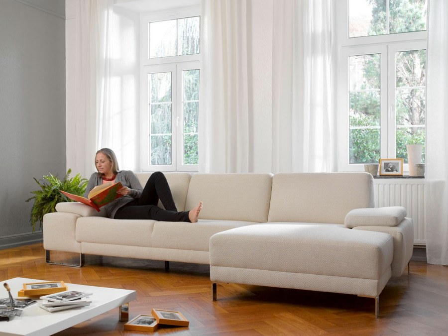 Диван спинкой к окну