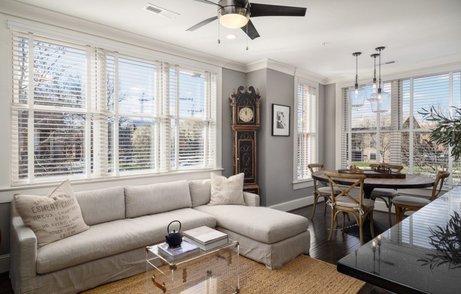 Диван у окна в интерьере