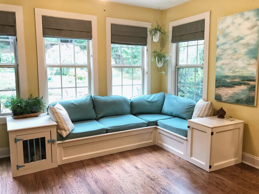 Угловой диван под окном