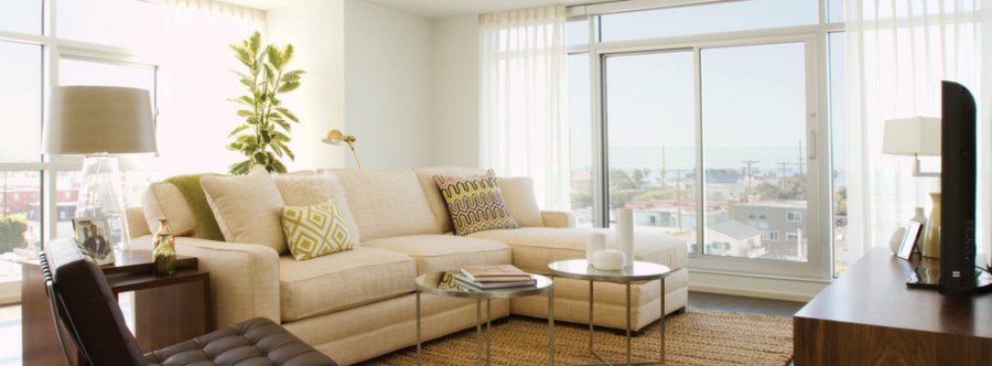 Угловой диван у окна