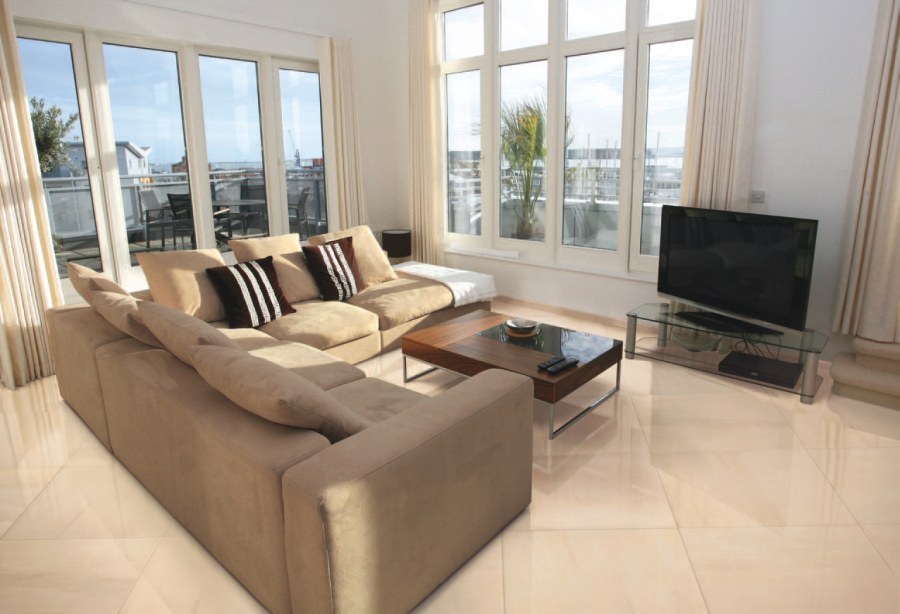 Интерьер с панорамными окнами