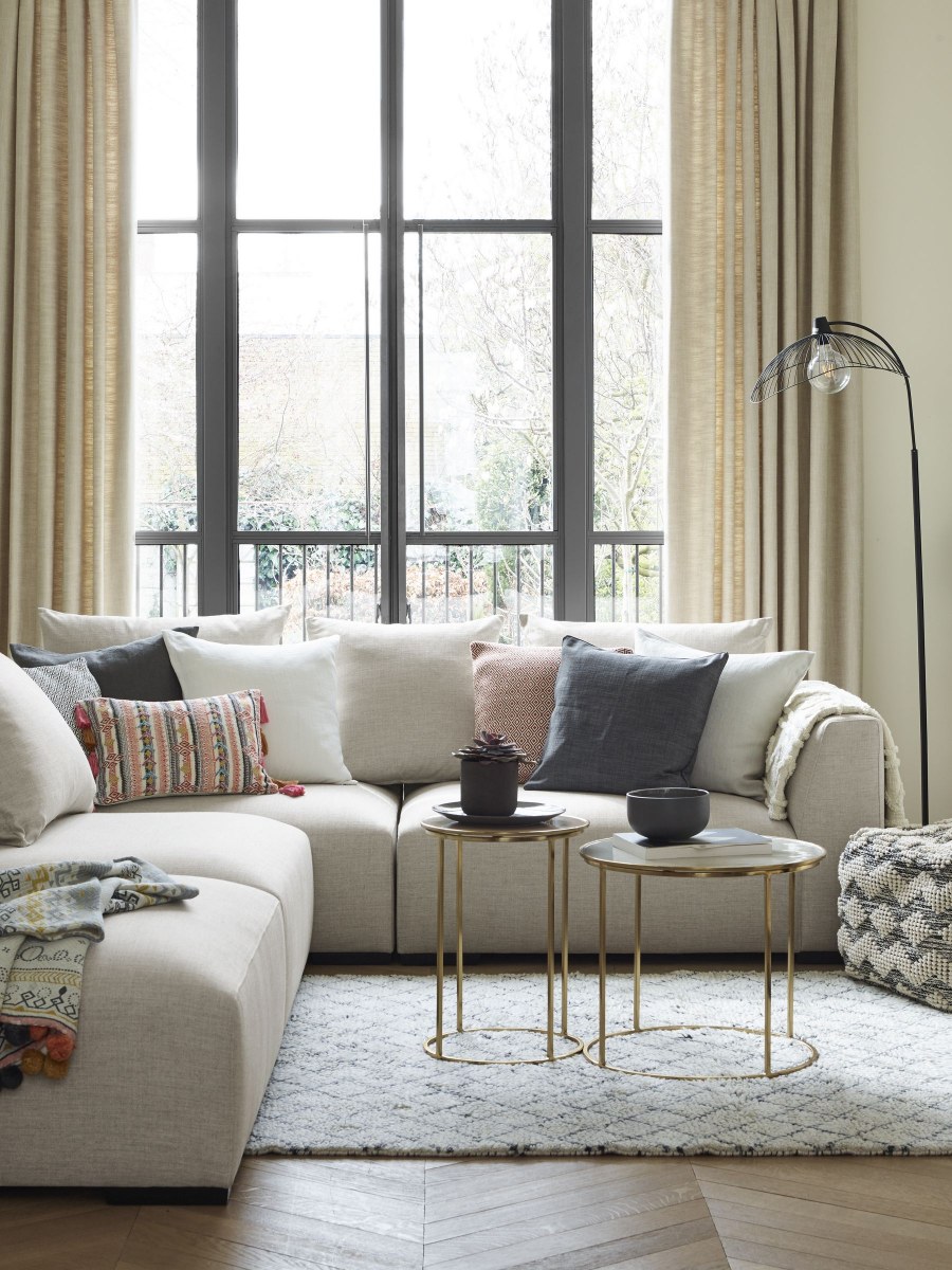 Угловой диван у окна