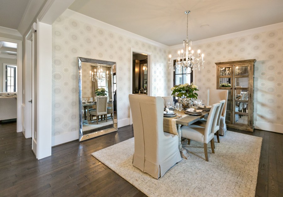 Бежевые обои с крупными цветами