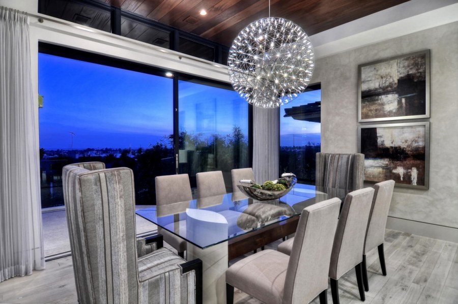 Современная столовая в доме с панорамными окнами
