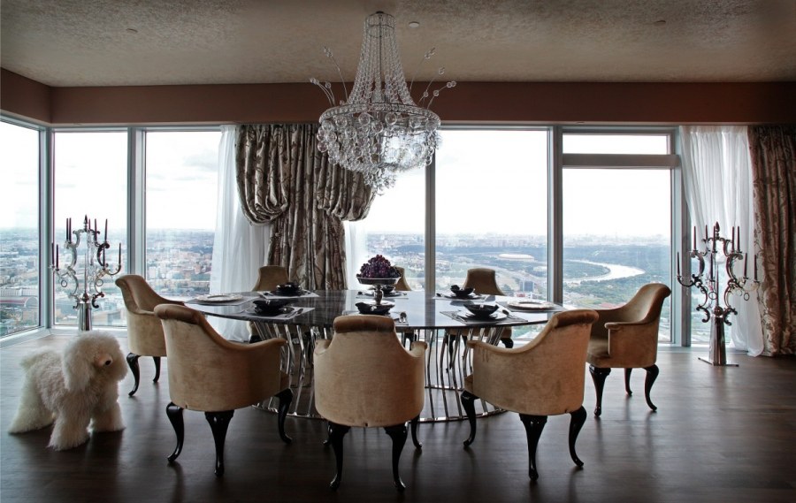 Шикарная столовая с панорамными окнами