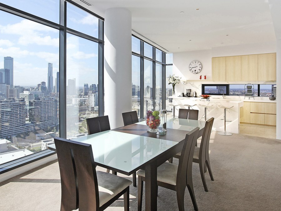 Кухня столовая с панорамными окнами