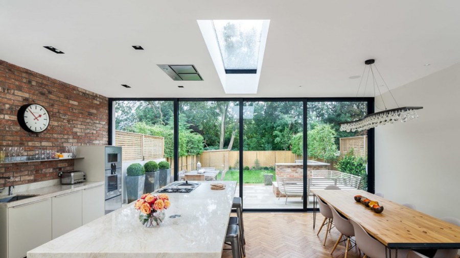 Кухня с большими окнами