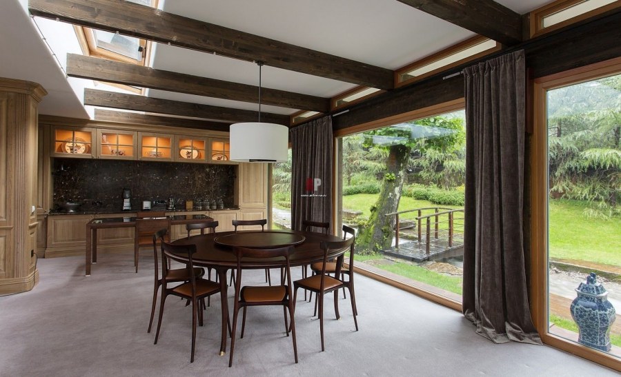 Кухня с панорамными окнами в частном доме