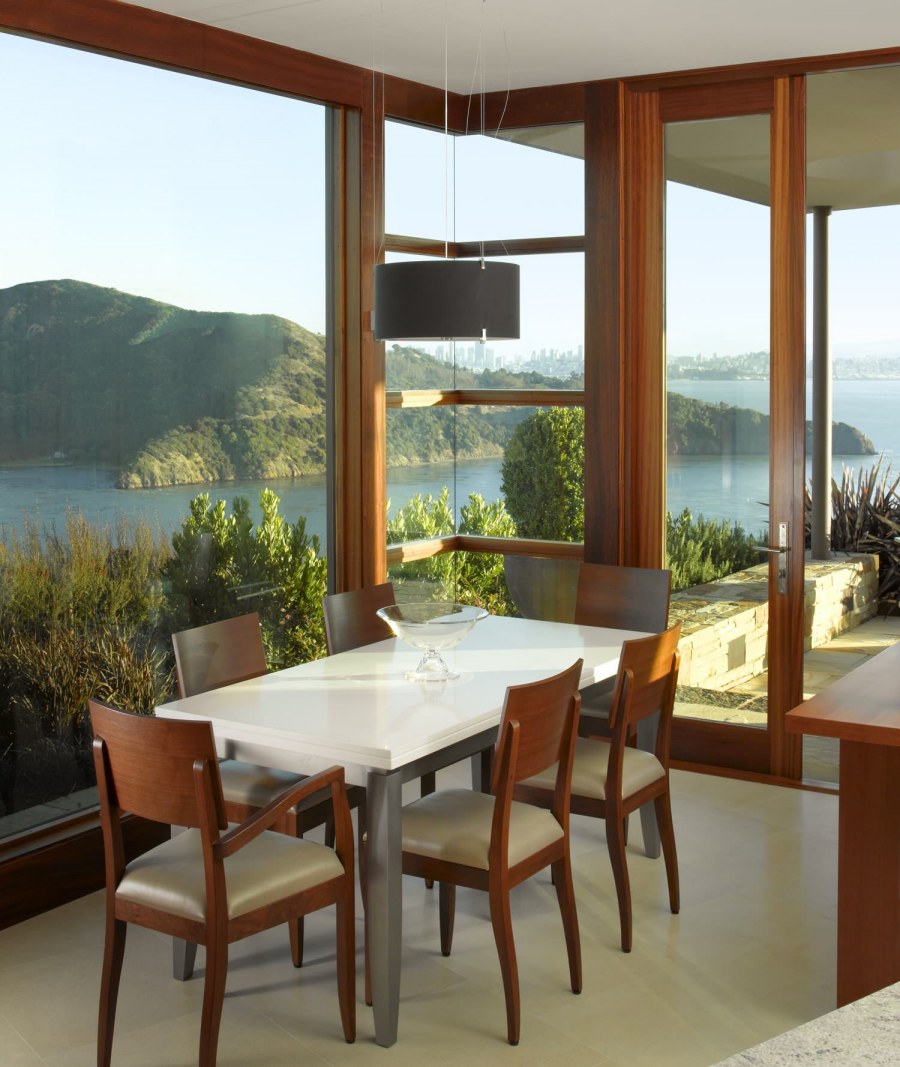 Кухня столовая с панорамными окнами