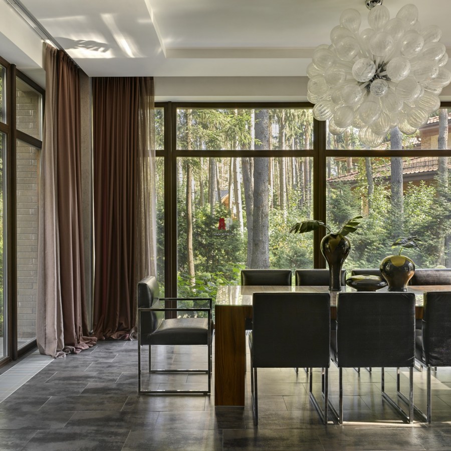 Столовая с панорамными окнами в частном доме