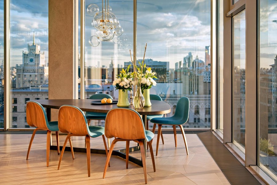 Столовая с панорамными окнами в Москве