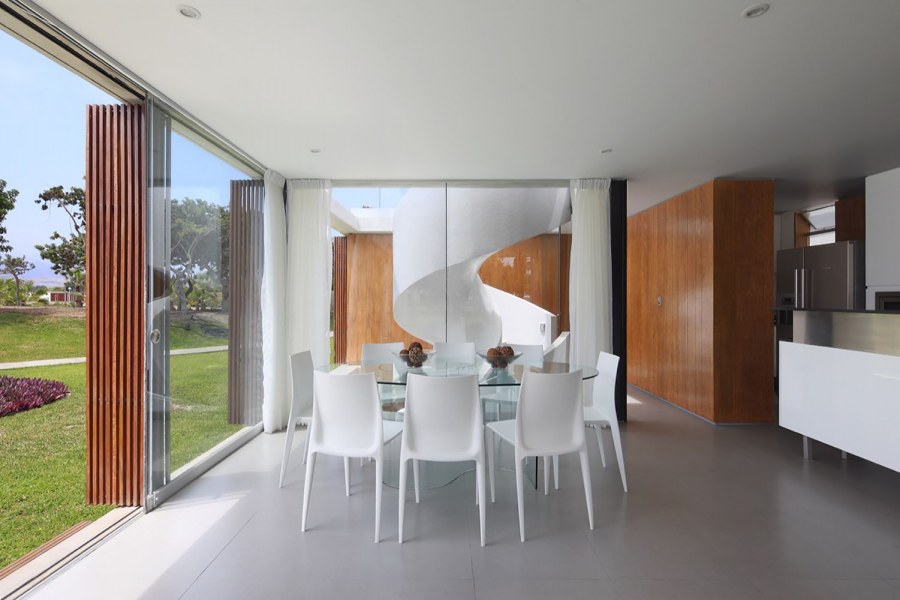 Интерьер столовой в доме с панорамными окнами