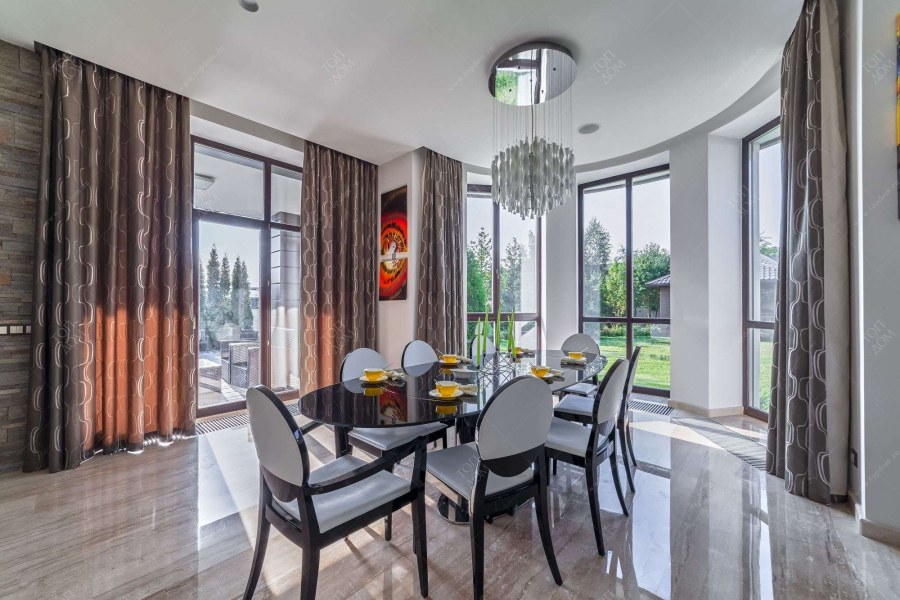 Гостиная столовая с панорамными окнами в квартире