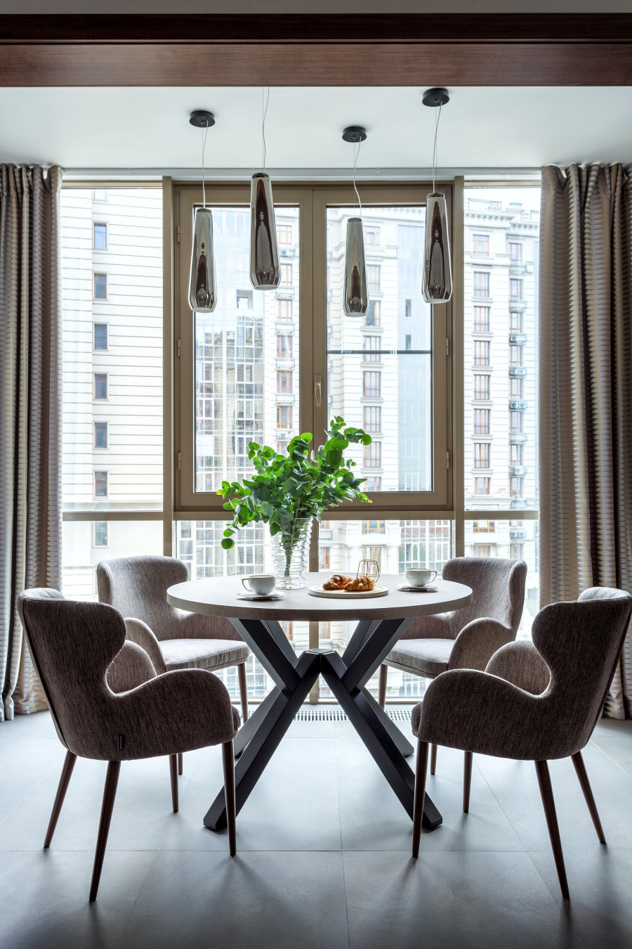 Обеденная с панорамным окном