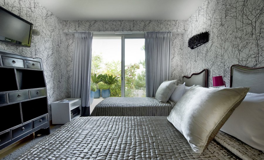 Спальня с двумя кроватями в современном стиле