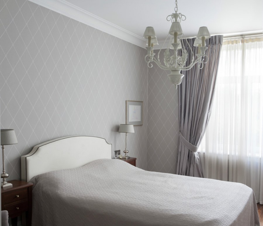 Шторы жемчужного цвета в спальне