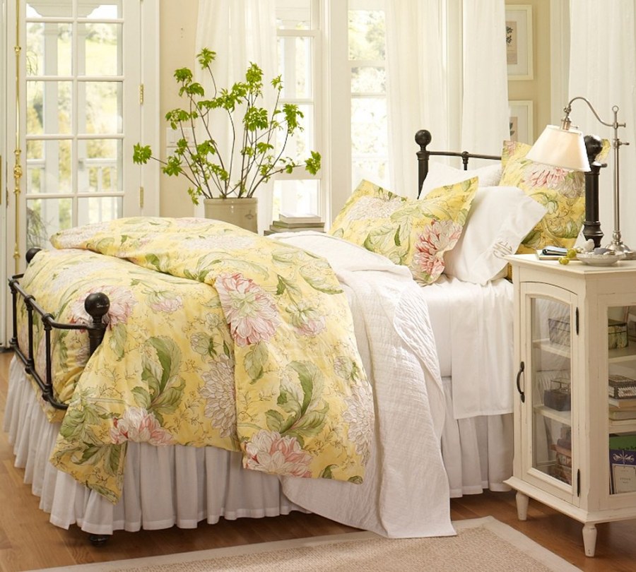 Декор над изголовьем кровати в стиле Прованс