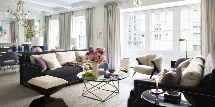 Гостиная с камином и панорамными окнами