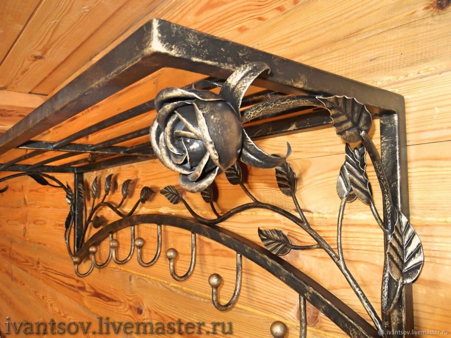 Кованые настенные вешалки для верхней одежды