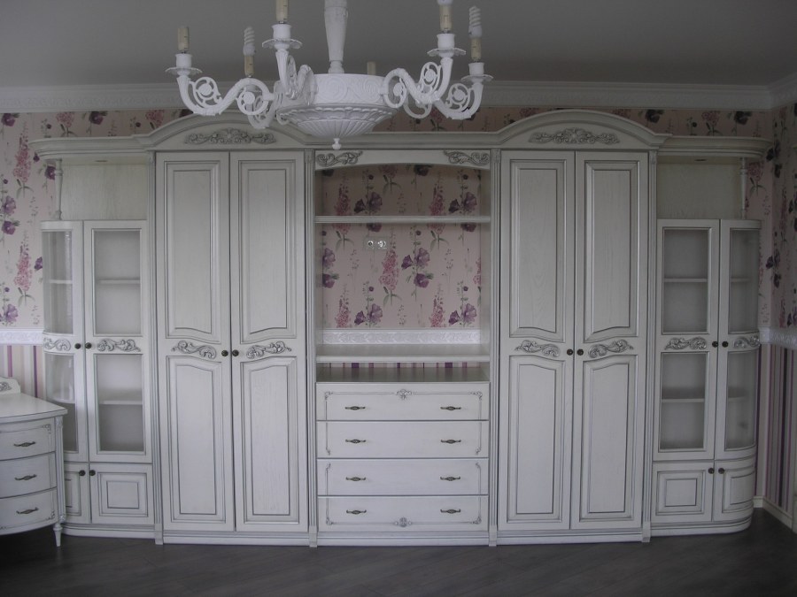 Стенка в классическом стиле белая