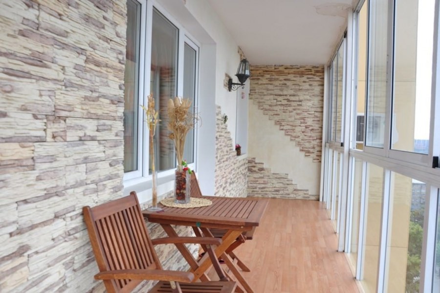 Отделка балкона декоративным камнем