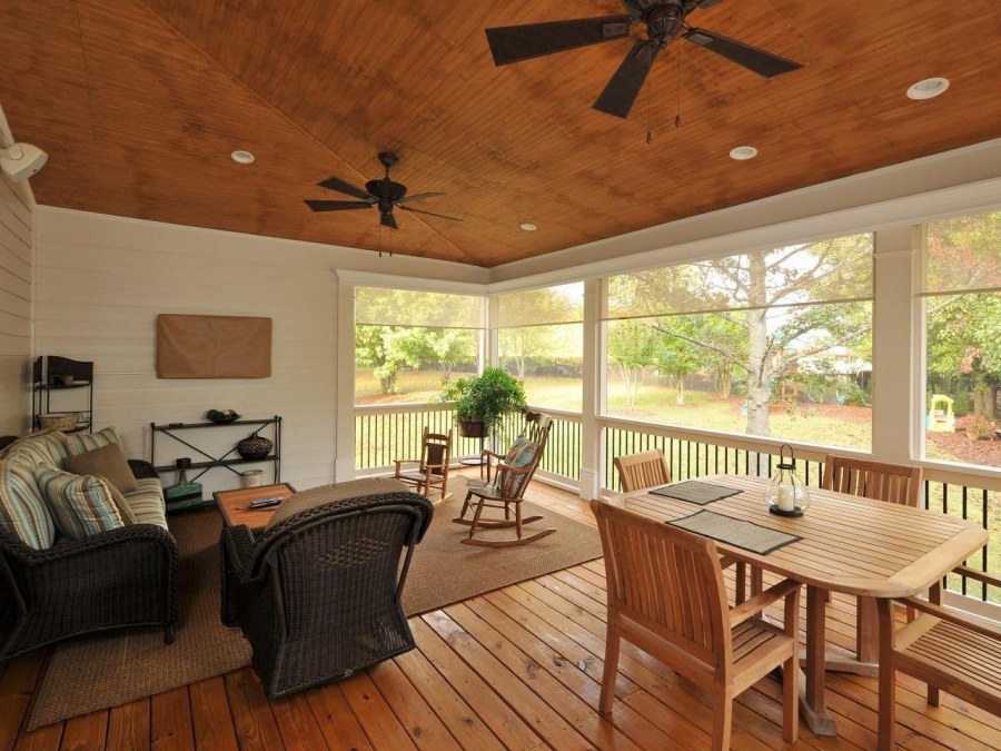 Отделка потолка на веранде