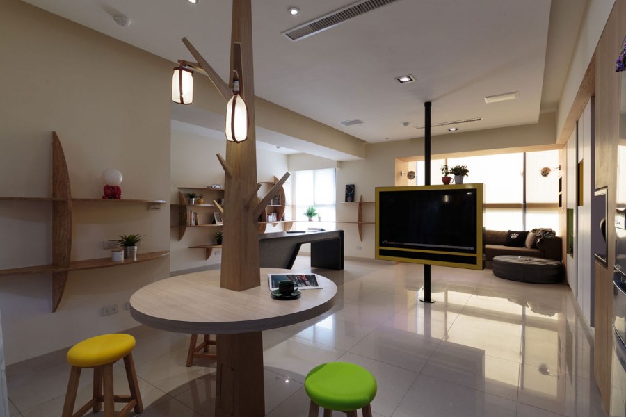 Телевизор в центре гостиной