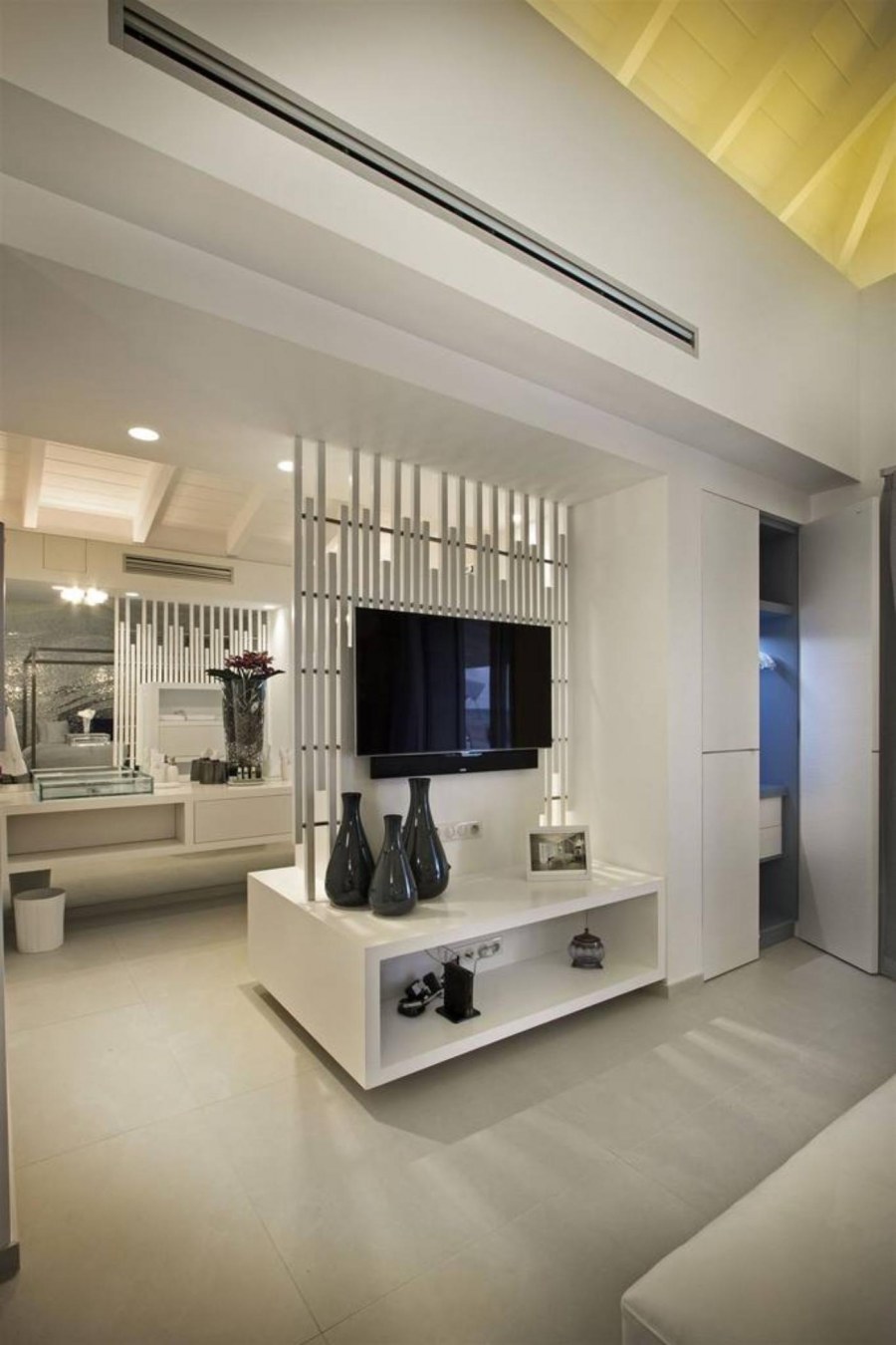 Телевизор посреди комнаты